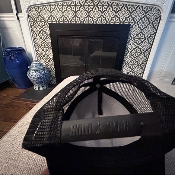 Gold star snap back hat 
Leather & suede
New w/o tags never worn - Picture 3 of 4